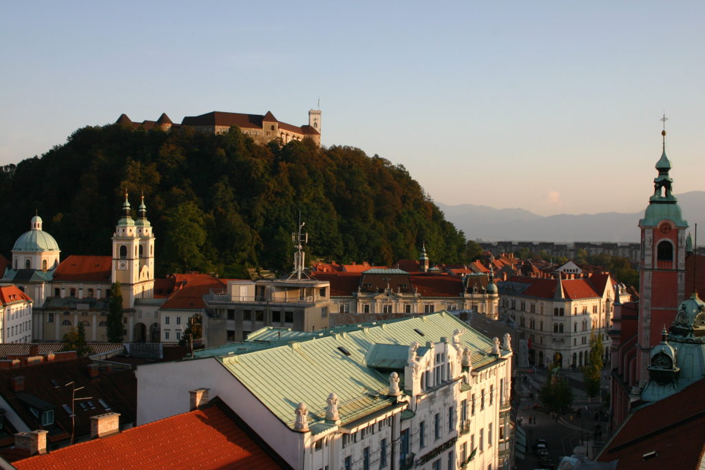 Across_rooftops_to_Ljubljana_Castle_10